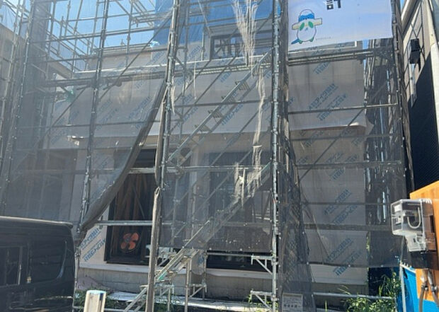 木造住宅とは土台、壁、柱など建築物の強度を支える構造体の材に木が使用されている構造を指します。構造体は建物の自重を支えるだけではなく風圧や水圧、積裁荷重などあらゆる衝撃に耐えるための基礎です。