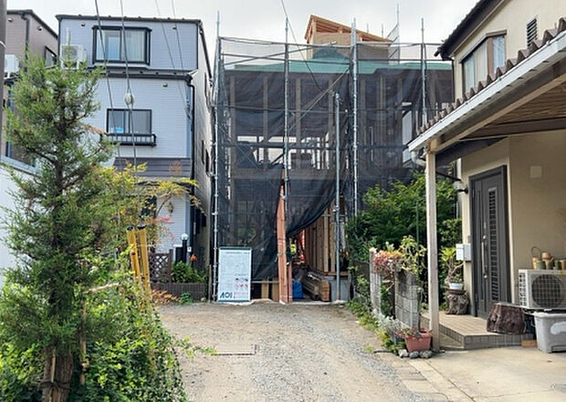 住宅用の土地では前面道路に2m以上接していなければならないと法律で定められています。しかし、お持ちの車のサイズやライフスタイルなどにより、2mでは利便が悪い場合もございますので、事前に確認しましょう。