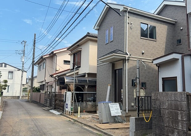 住宅用の土地では前面道路に2m以上接していなければならないと法律で定められています。しかし、お持ちの車のサイズやライフスタイルなどにより、2mでは利便が悪い場合もございますので、事前に確認しましょう。