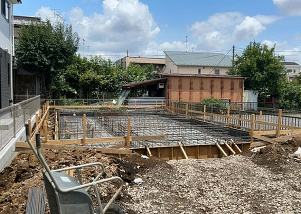 木造住宅とは土台、壁、柱など建築物の強度を支える構造体の材に木が使用されている構造を指します。構造体は建物の自重を支えるだけではなく風圧や水圧、積裁荷重などあらゆる衝撃に耐えるための基礎です。