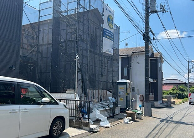住宅用の土地では前面道路に2m以上接していなければならないと法律で定められています。しかし、お持ちの車のサイズやライフスタイルなどにより、2mでは利便が悪い場合もございますので、事前に確認しましょう。