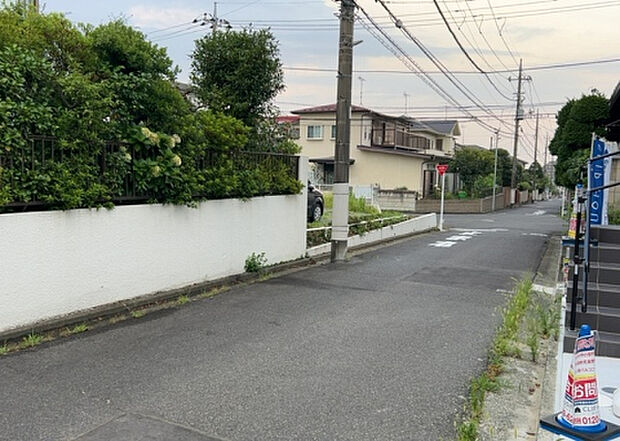 住宅用の土地では前面道路に2m以上接していなければならないと法律で定められています。しかし、お持ちの車のサイズやライフスタイルなどにより、2mでは利便が悪い場合もございますので、事前に確認しましょう。