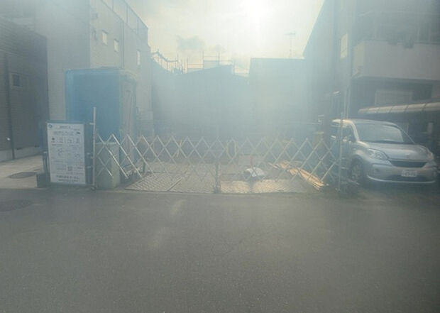 住宅用の土地では前面道路に2m以上接していなければならないと法律で定められています。しかし、お持ちの車のサイズやライフスタイルなどにより、2mでは利便が悪い場合もございますので、事前に確認しましょう。