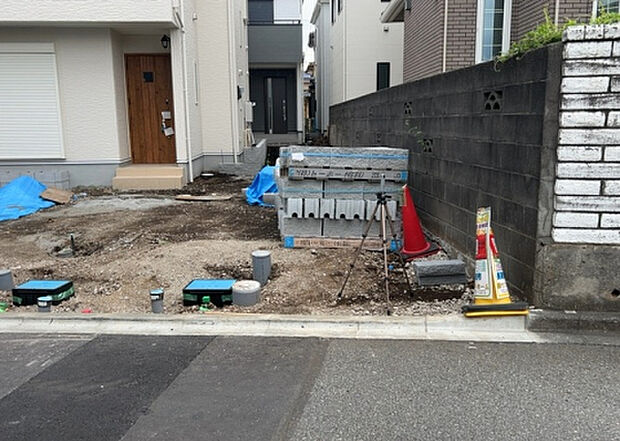 住宅用の土地では前面道路に2m以上接していなければならないと法律で定められています。しかし、お持ちの車のサイズやライフスタイルなどにより、2mでは利便が悪い場合もございますので、事前に確認しましょう。