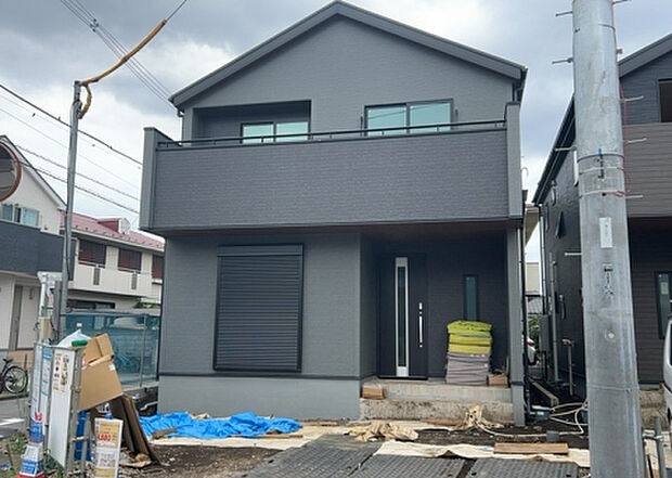 木造住宅とは土台、壁、柱など建築物の強度を支える構造体の材に木が使用されている構造を指します。構造体は建物の自重を支えるだけではなく風圧や水圧、積裁荷重などあらゆる衝撃に耐えるための基礎です。