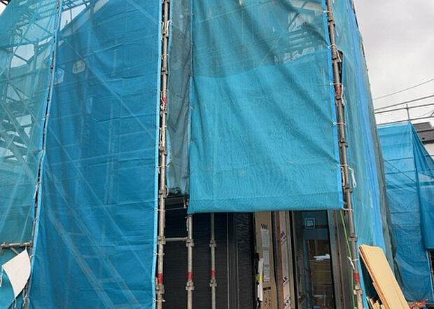 木造住宅とは土台、壁、柱など建築物の強度を支える構造体の材に木が使用されている構造を指します。構造体は建物の自重を支えるだけではなく風圧や水圧、積裁荷重などあらゆる衝撃に耐えるための基礎です。