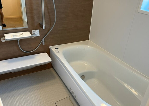 入浴時の快適さも大事なことですが、綺麗な状態を維持できなければ気持ちよく入浴できません。毎日の掃除が楽という点は大事なポイントになります!カビが生えにくく掃除がしやすい、壁や浴槽を選ぶといいでしょう。