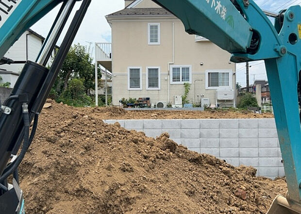 木造住宅とは土台、壁、柱など建築物の強度を支える構造体の材に木が使用されている構造を指します。構造体は建物の自重を支えるだけではなく風圧や水圧、積裁荷重などあらゆる衝撃に耐えるための基礎です。
