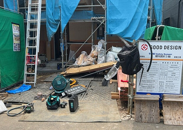 木造住宅とは土台、壁、柱など建築物の強度を支える構造体の材に木が使用されている構造を指します。構造体は建物の自重を支えるだけではなく風圧や水圧、積裁荷重などあらゆる衝撃に耐えるための基礎です。