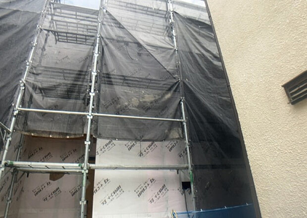 木造住宅とは土台、壁、柱など建築物の強度を支える構造体の材に木が使用されている構造を指します。構造体は建物の自重を支えるだけではなく風圧や水圧、積裁荷重などあらゆる衝撃に耐えるための基礎です。