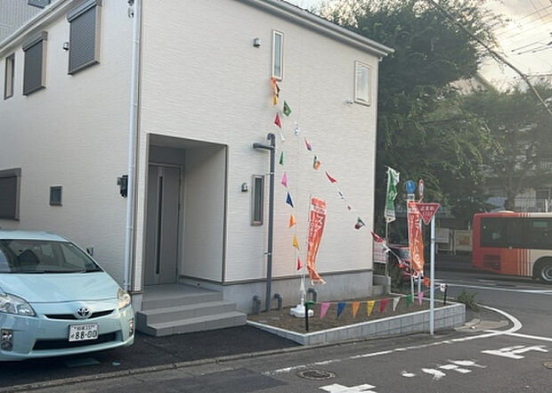 住宅用の土地では前面道路に2m以上接していなければならないと法律で定められています。しかし、お持ちの車のサイズやライフスタイルなどにより、2mでは利便が悪い場合もございますので、事前に確認しましょう。