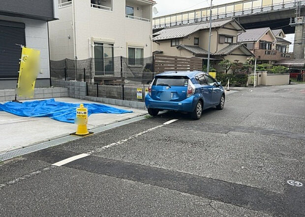 住宅用の土地では前面道路に2m以上接していなければならないと法律で定められています。しかし、お持ちの車のサイズやライフスタイルなどにより、2mでは利便が悪い場合もございますので、事前に確認しましょう。
