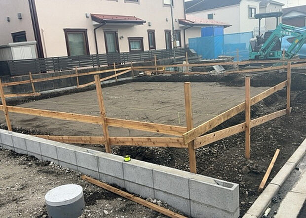 木造住宅とは土台、壁、柱など建築物の強度を支える構造体の材に木が使用されている構造を指します。構造体は建物の自重を支えるだけではなく風圧や水圧、積裁荷重などあらゆる衝撃に耐えるための基礎です。