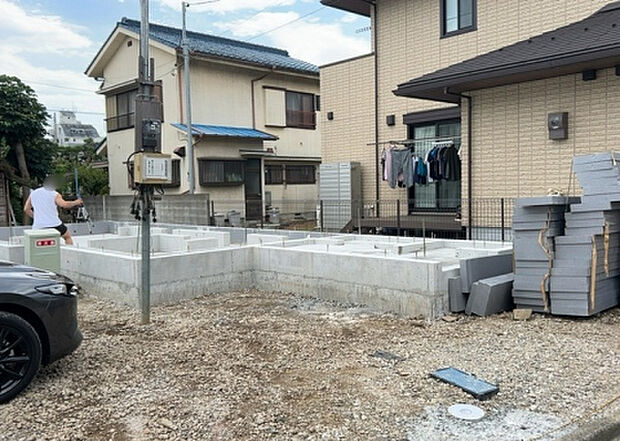現地をご見学に行く際は、道路の幅や周辺の交通量、施設などをご確認頂くことをおすすめします!ある程度イメージをつけたいという場合は、同売主の施工事例や完成パースもお見せします。