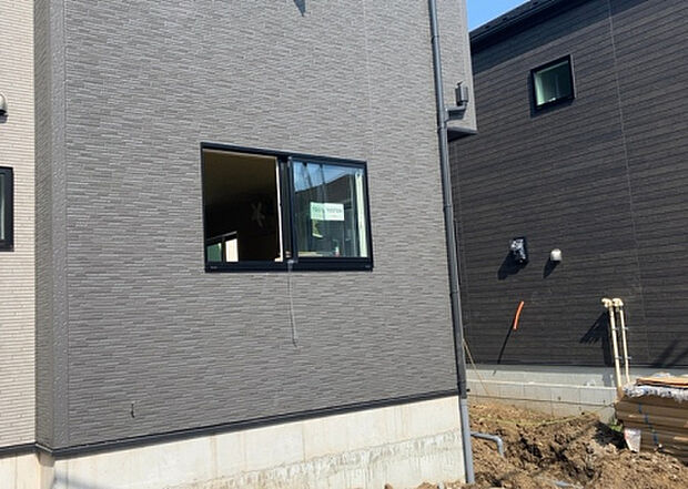 木造住宅とは土台、壁、柱など建築物の強度を支える構造体の材に木が使用されている構造を指します。構造体は建物の自重を支えるだけではなく風圧や水圧、積裁荷重などあらゆる衝撃に耐えるための基礎です。
