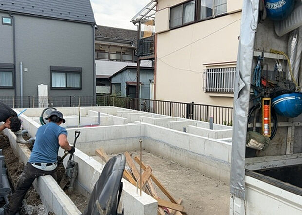木造住宅とは土台、壁、柱など建築物の強度を支える構造体の材に木が使用されている構造を指します。構造体は建物の自重を支えるだけではなく風圧や水圧、積裁荷重などあらゆる衝撃に耐えるための基礎です。