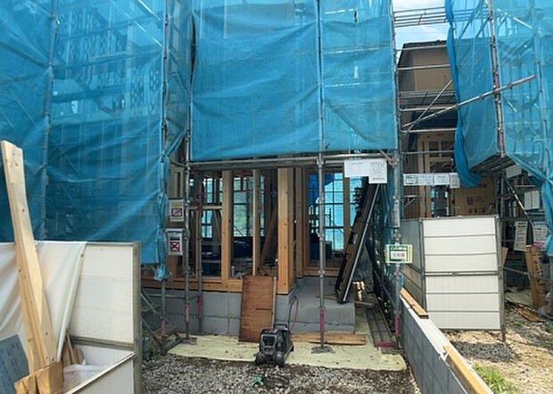 木造住宅とは土台、壁、柱など建築物の強度を支える構造体の材に木が使用されている構造を指します。構造体は建物の自重を支えるだけではなく風圧や水圧、積裁荷重などあらゆる衝撃に耐えるための基礎です。