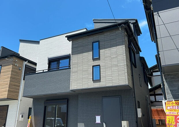 ついに完成致しました!現地をご見学に行く際は、道路の幅や周辺の交通量、施設などをご確認頂くことをおすすめします!物件の流れが早いため、内見をしたい方はお早めに当社営業までお問い合わせ頂きご予約下さい!