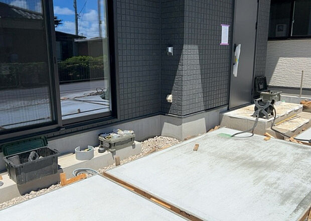 木造住宅とは土台、壁、柱など建築物の強度を支える構造体の材に木が使用されている構造を指します。構造体は建物の自重を支えるだけではなく風圧や水圧、積裁荷重などあらゆる衝撃に耐えるための基礎です。