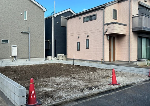 住宅用の土地では前面道路に2m以上接していなければならないと法律で定められています。しかし、お持ちの車のサイズやライフスタイルなどにより、2mでは利便が悪い場合もございますので、事前に確認しましょう。