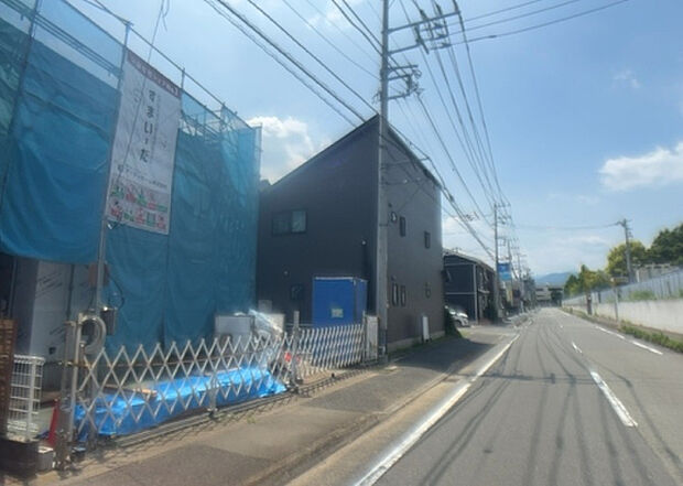 住宅用の土地では前面道路に2m以上接していなければならないと法律で定められています。しかし、お持ちの車のサイズやライフスタイルなどにより、2mでは利便が悪い場合もございますので、事前に確認しましょう。