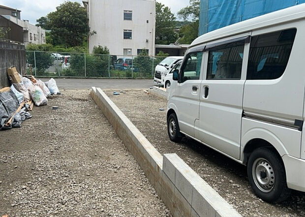 車一台あたりに必要なスペースは、標準サイズの普通自動車で横幅2m50cm、長さ5mは必要になります。ただし、乗降のことも考慮して横幅3m30cm、長さ5m50cmほどは確保できるところを選びましょう。