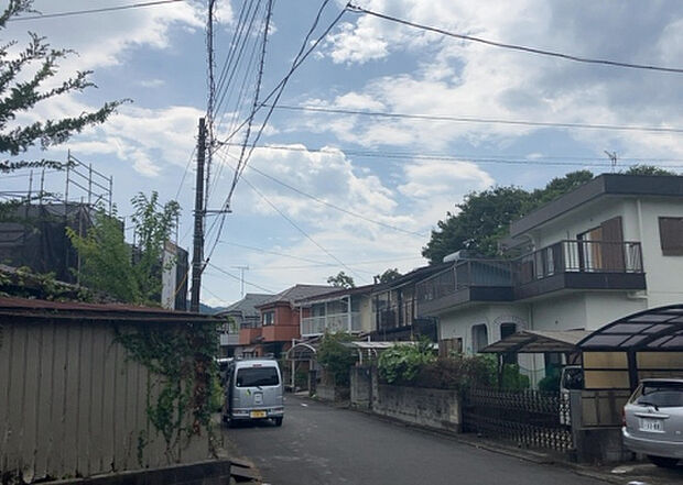 桜や紅葉の名所に出かける人は多いと思いますが、家にいながら季節の移ろいを感じる生活を送りませんか?リビングや窓から見える景色が生活を彩るワンポイントに!現地から見える景色を堪能してみては如何でしょう。