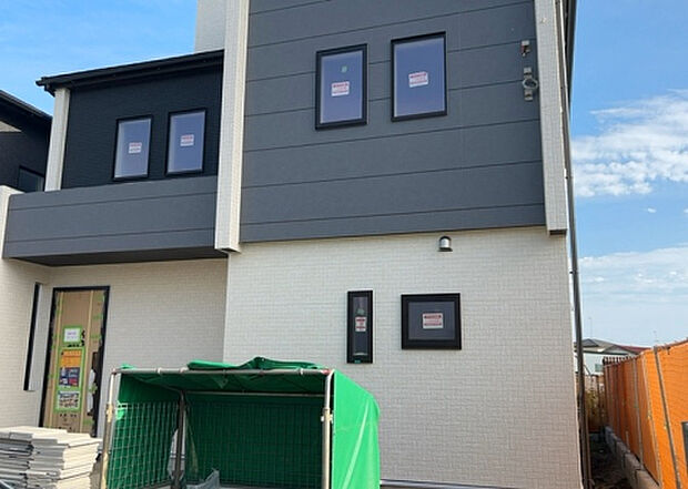 木造住宅とは土台、壁、柱など建築物の強度を支える構造体の材に木が使用されている構造を指します。構造体は建物の自重を支えるだけではなく風圧や水圧、積裁荷重などあらゆる衝撃に耐えるための基礎です。