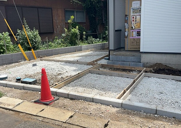 車一台あたりに必要なスペースは、標準サイズの普通自動車で横幅2m50cm、長さ5mは必要になります。ただし、乗降のことも考慮して横幅3m30cm、長さ5m50cmほどは確保できるところを選びましょう。
