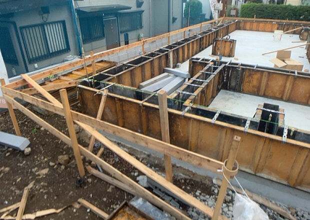 木造住宅とは土台、壁、柱など建築物の強度を支える構造体の材に木が使用されている構造を指します。構造体は建物の自重を支えるだけではなく風圧や水圧、積裁荷重などあらゆる衝撃に耐えるための基礎です。