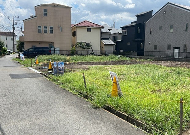 住宅用の土地では前面道路に2m以上接していなければならないと法律で定められています。しかし、お持ちの車のサイズやライフスタイルなどにより、2mでは利便が悪い場合もございますので、事前に確認しましょう。