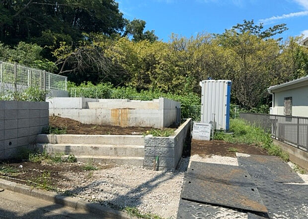 木造住宅とは土台、壁、柱など建築物の強度を支える構造体の材に木が使用されている構造を指します。構造体は建物の自重を支えるだけではなく風圧や水圧、積裁荷重などあらゆる衝撃に耐えるための基礎です。