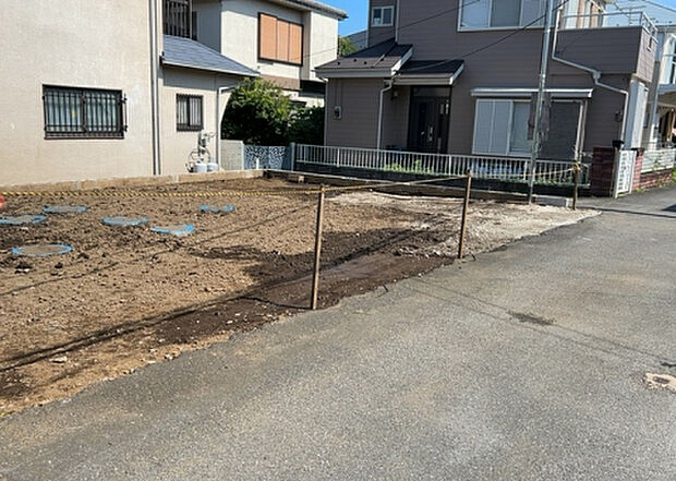 住宅用の土地では前面道路に2m以上接していなければならないと法律で定められています。しかし、お持ちの車のサイズやライフスタイルなどにより、2mでは利便が悪い場合もございますので、事前に確認しましょう。