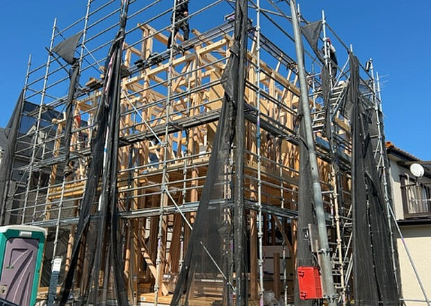 木造住宅とは土台、壁、柱など建築物の強度を支える構造体の材に木が使用されている構造を指します。構造体は建物の自重を支えるだけではなく風圧や水圧、積裁荷重などあらゆる衝撃に耐えるための基礎です。