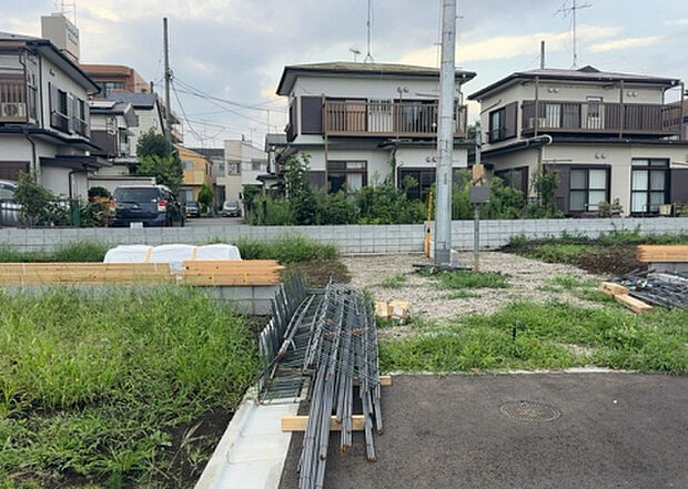 木造住宅とは土台、壁、柱など建築物の強度を支える構造体の材に木が使用されている構造を指します。構造体は建物の自重を支えるだけではなく風圧や水圧、積裁荷重などあらゆる衝撃に耐えるための基礎です。