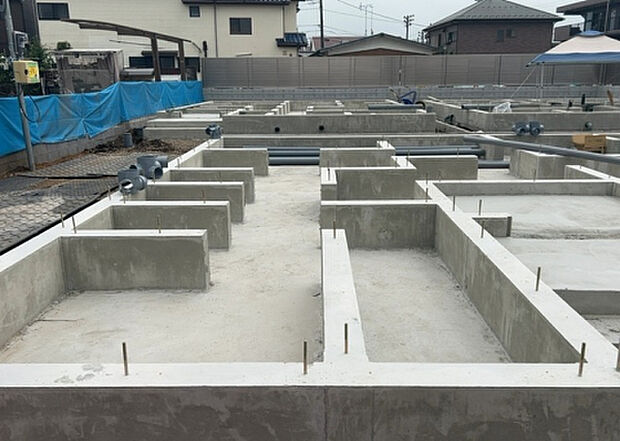 現地をご見学に行く際は、道路の幅や周辺の交通量、施設などをご確認頂くことをおすすめします！ある程度イメージをつけたいという場合は、同売主の施工事例や完成パースもお見せします。