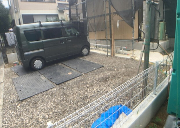 車一台あたりに必要なスペースは、標準サイズの普通自動車で横幅2m50cm、長さ5mは必要になります。ただし、乗降のことも考慮して横幅3m30cm、長さ5m50cmほどは確保できるところを選びましょう。