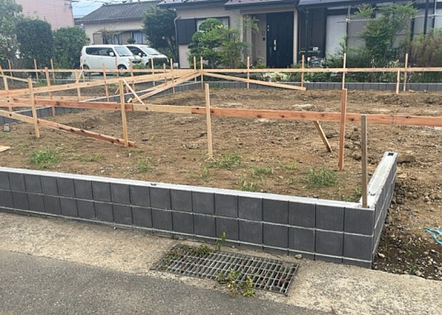 現地をご見学に行く際は、道路の幅や周辺の交通量、施設などをご確認頂くことをおすすめします!ある程度イメージをつけたいという場合は、同売主の施工事例や完成パースもお見せします。