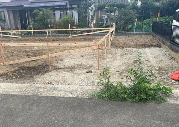 車一台あたりに必要なスペースは、標準サイズの普通自動車で横幅2m50cm、長さ5mは必要になります。ただし、乗降のことも考慮して横幅3m30cm、長さ5m50cmほどは確保できるところを選びましょう。