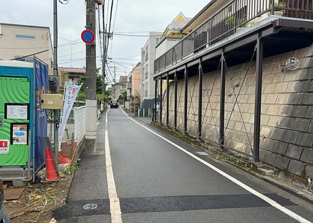 住宅用の土地では前面道路に2m以上接していなければならないと法律で定められています。しかし、お持ちの車のサイズやライフスタイルなどにより、2mでは利便が悪い場合もございますので、事前に確認しましょう。