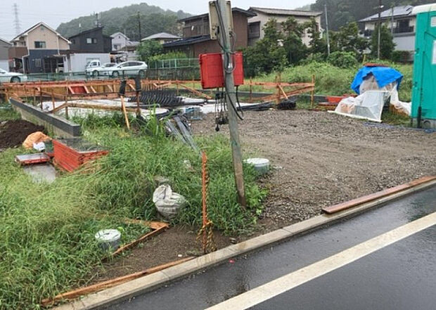 住宅用の土地では前面道路に2m以上接していなければならないと法律で定められています。しかし、お持ちの車のサイズやライフスタイルなどにより、2mでは利便が悪い場合もございますので、事前に確認しましょう。