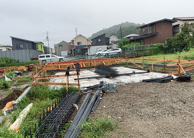 現地をご見学に行く際は、道路の幅や周辺の交通量、施設などをご確認頂くことをおすすめします!ある程度イメージをつけたいという場合は、同売主の施工事例や完成パースもお見せします。