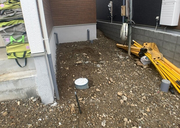 車一台あたりに必要なスペースは、標準サイズの普通自動車で横幅2m50cm、長さ5mは必要になります。ただし、乗降のことも考慮して横幅3m30cm、長さ5m50cmほどは確保できるところを選びましょう。