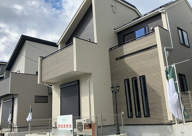現地をご見学に行く際は、道路の幅や周辺の交通量、施設などをご確認頂くことをおすすめします！ある程度イメージをつけたいという場合は、同売主の施工事例や完成パースもお見せします。