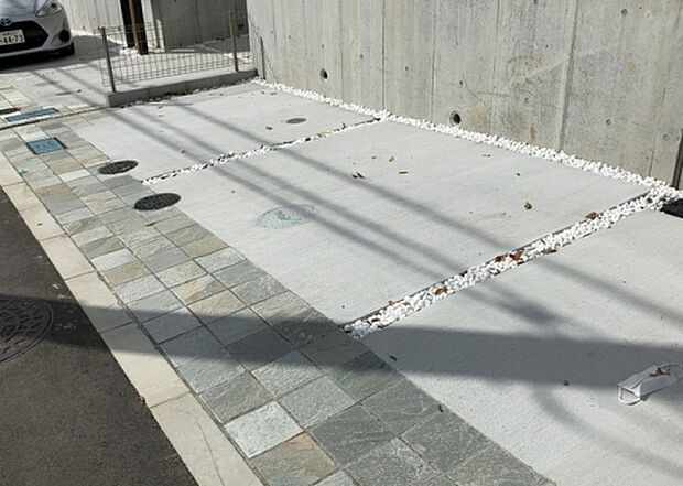 車一台あたりに必要なスペースは、標準サイズの普通自動車で横幅2m50cm、長さ5mは必要になります。ただし、乗降のことも考慮して横幅3m30cm、長さ5m50cmほどは確保できるところを選びましょう。