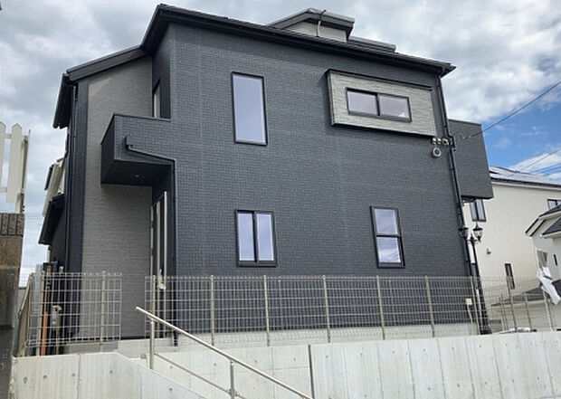 住宅用の土地では前面道路に2m以上接していなければならないと法律で定められています。しかし、お持ちの車のサイズやライフスタイルなどにより、2mでは利便が悪い場合もございますので、事前に確認しましょう。
