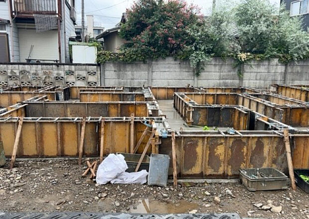 木造住宅とは土台、壁、柱など建築物の強度を支える構造体の材に木が使用されている構造を指します。構造体は建物の自重を支えるだけではなく風圧や水圧、積裁荷重などあらゆる衝撃に耐えるための基礎です。