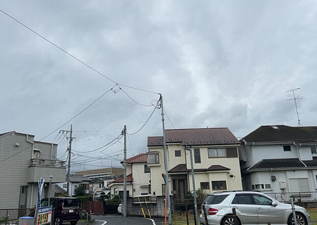 桜や紅葉の名所に出かける人は多いと思いますが、家にいながら季節の移ろいを感じる生活を送りませんか?リビングや窓から見える景色が生活を彩るワンポイントに!現地から見える景色を堪能してみては如何でしょう。