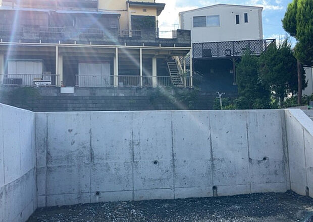 現地をご見学に行く際は、道路の幅や周辺の交通量、施設などをご確認頂くことをおすすめします!ある程度イメージをつけたいという場合は、同売主の施工事例や完成パースもお見せします。