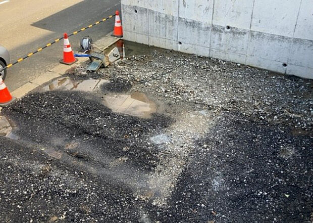 車一台あたりに必要なスペースは、標準サイズの普通自動車で横幅2m50cm、長さ5mは必要になります。ただし、乗降のことも考慮して横幅3m30cm、長さ5m50cmほどは確保できるところを選びましょう。